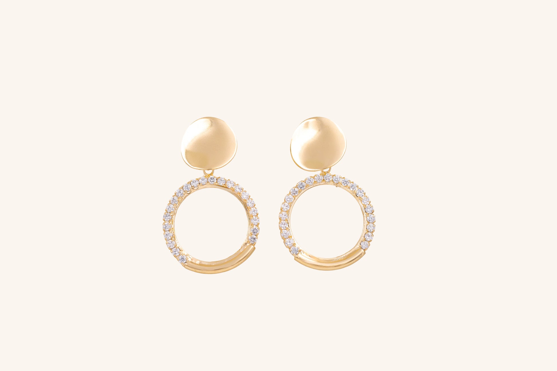 Cercei placați cu aur 18 K Simina, rotunzi, inchidere cu surub, pietre albe si  lungime de 3,2 cm. 