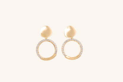 Cercei placați cu aur 18 K Simina, rotunzi, inchidere cu surub, pietre albe si  lungime de 3,2 cm. 