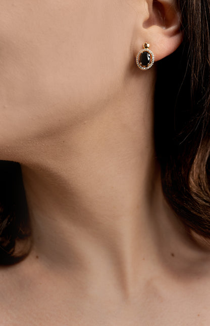 Cercei placați cu aur 18 K Siroca, cu piatra neagra ovala, pietre mici albe si inchizatoare clasica. 