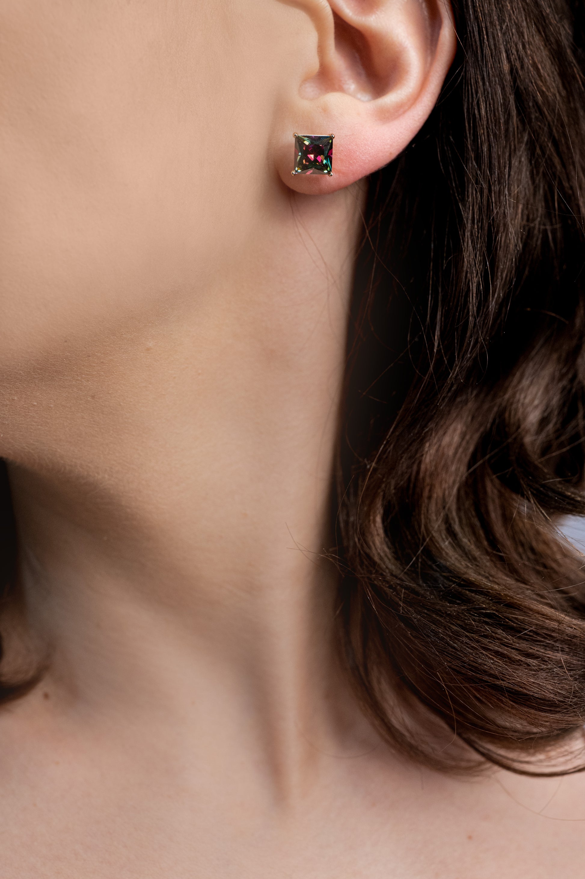 Cercei placați cu aur 18 K Solenia, inchidere cu surub, cu piatra multicolora patrata