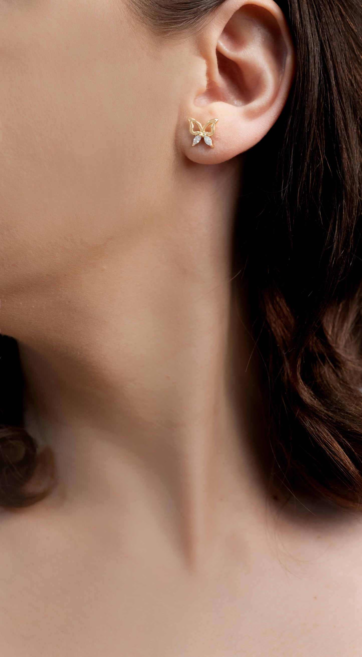 Cercei placați cu aur 18 K Tamara, inchidere cu surub, cu pietre albe si forma de fluture. 