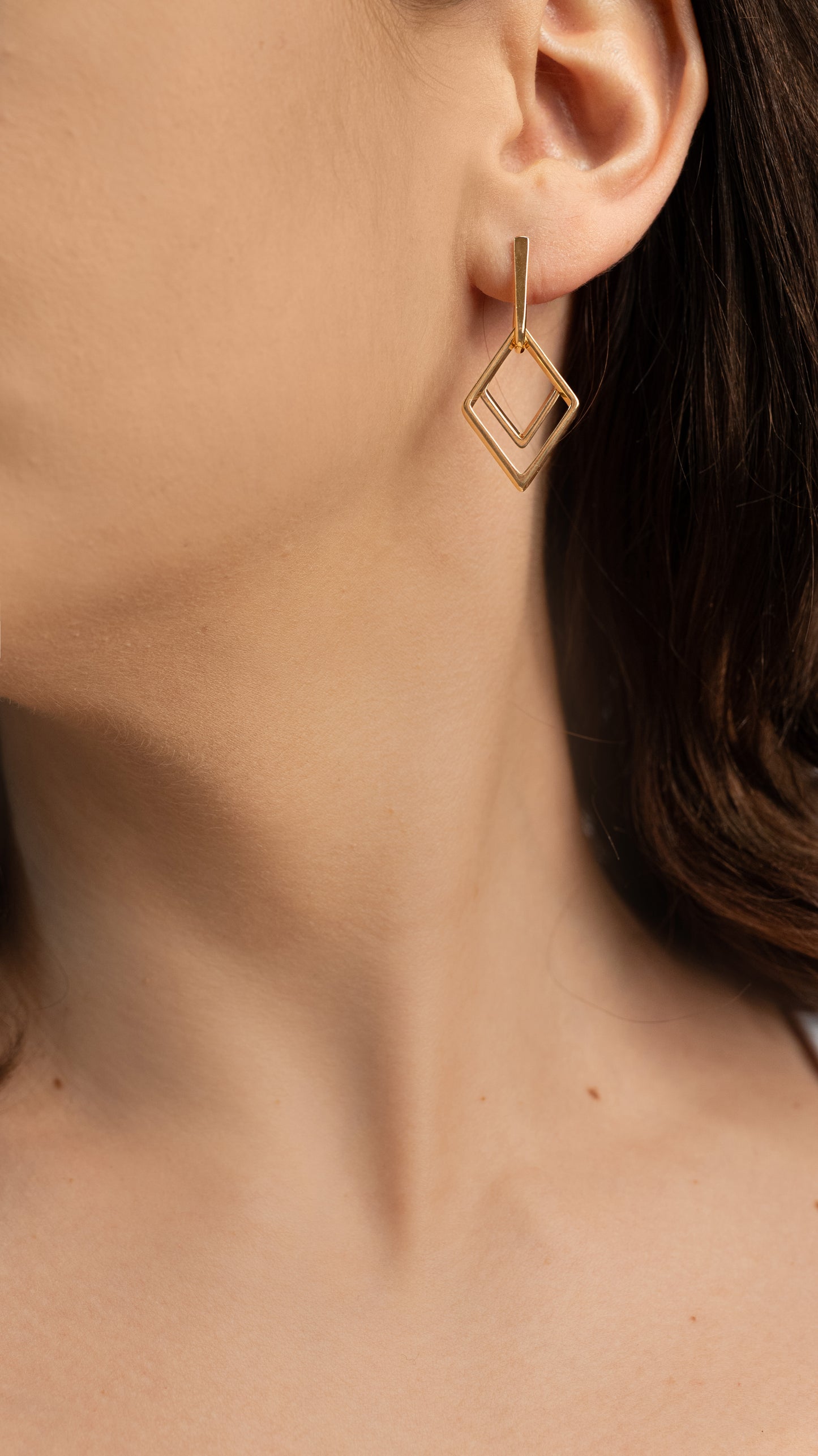 Cercei placați cu aur 18 K Viviana, inchidere cu surub, fara pietre cu o lungime de 3 cm