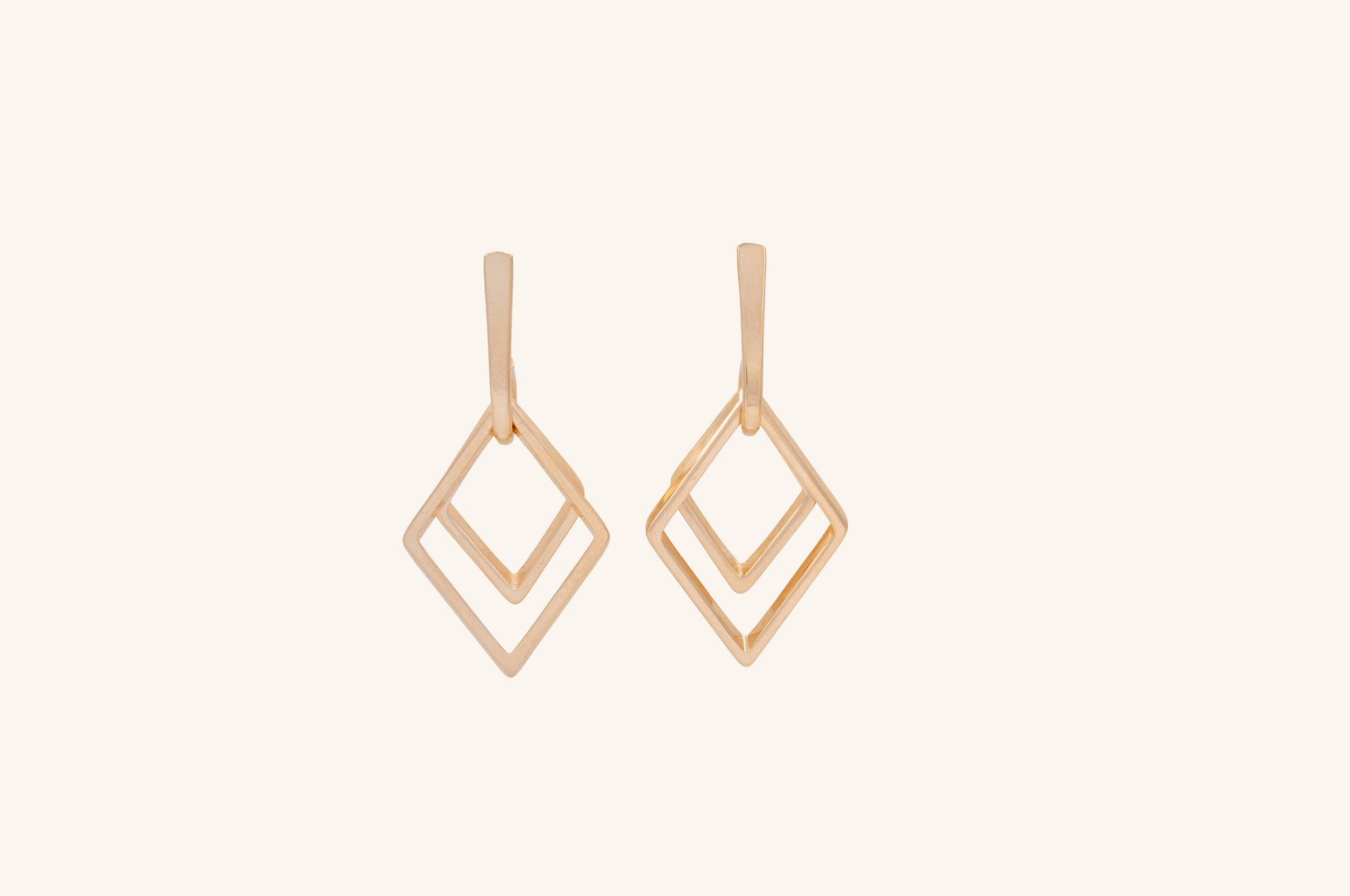 Cercei placați cu aur 18 K Viviana, inchidere cu surub, fara pietre cu o lungime de 3 cm