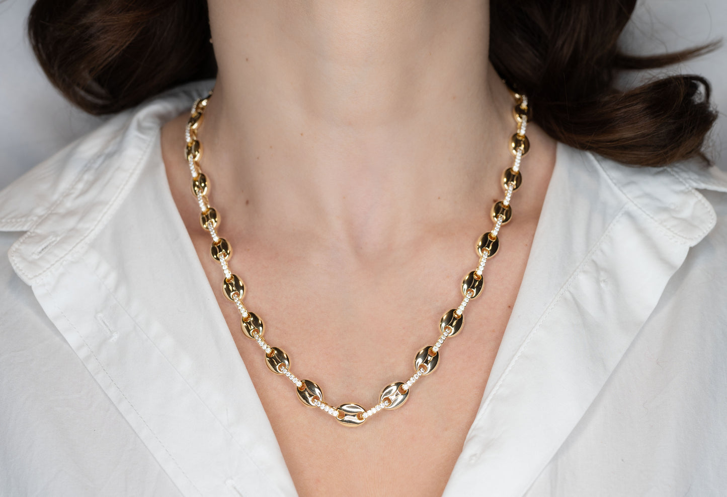 Colier placat cu aur 18 K Charlotte, model cu bile si pietre albe din zirconiu, lungime 49 cmi