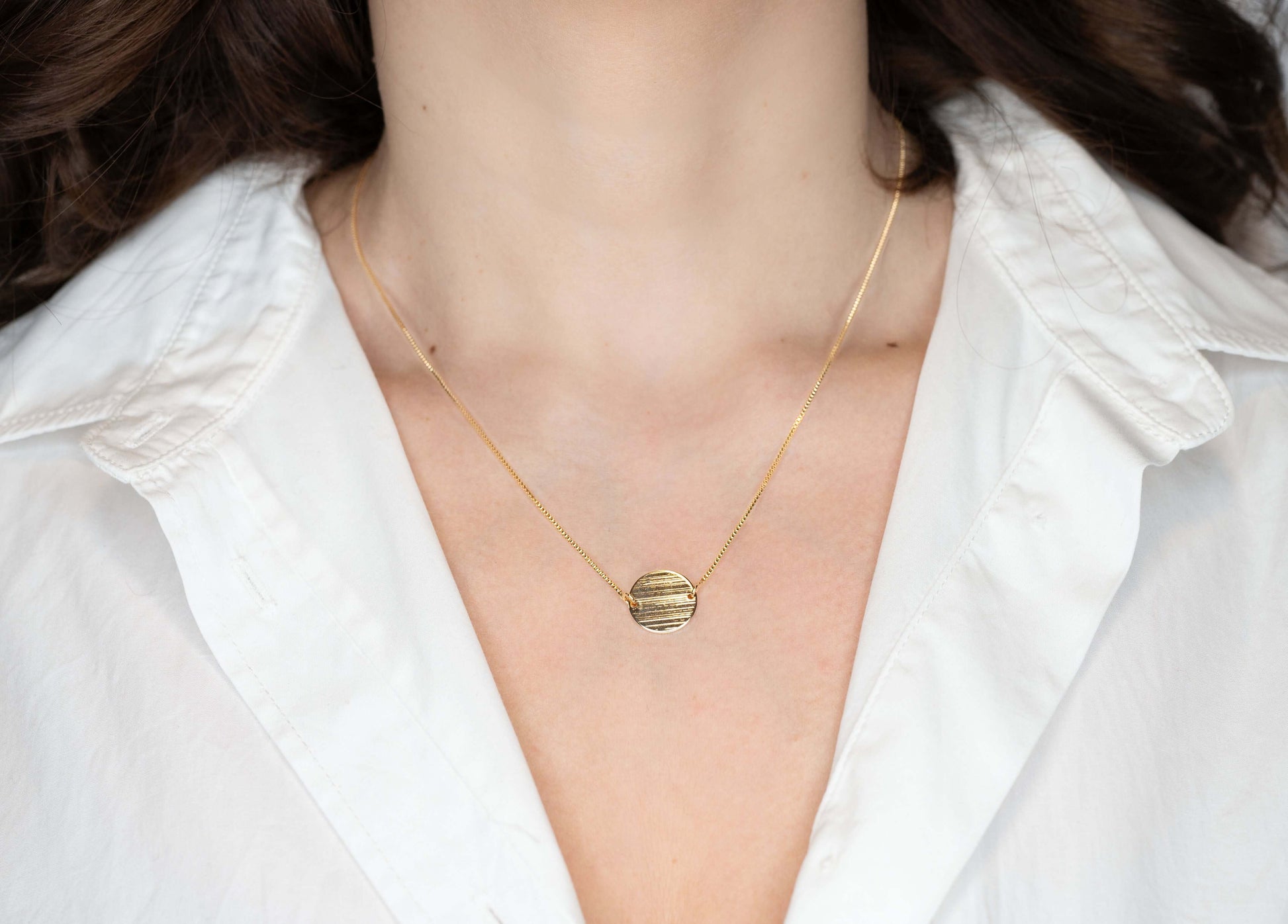 Colier placat cu aur 18 K Emilia cu pandantiv in forma de banut, lungime 40,5 cm cu prelungire 6 cm