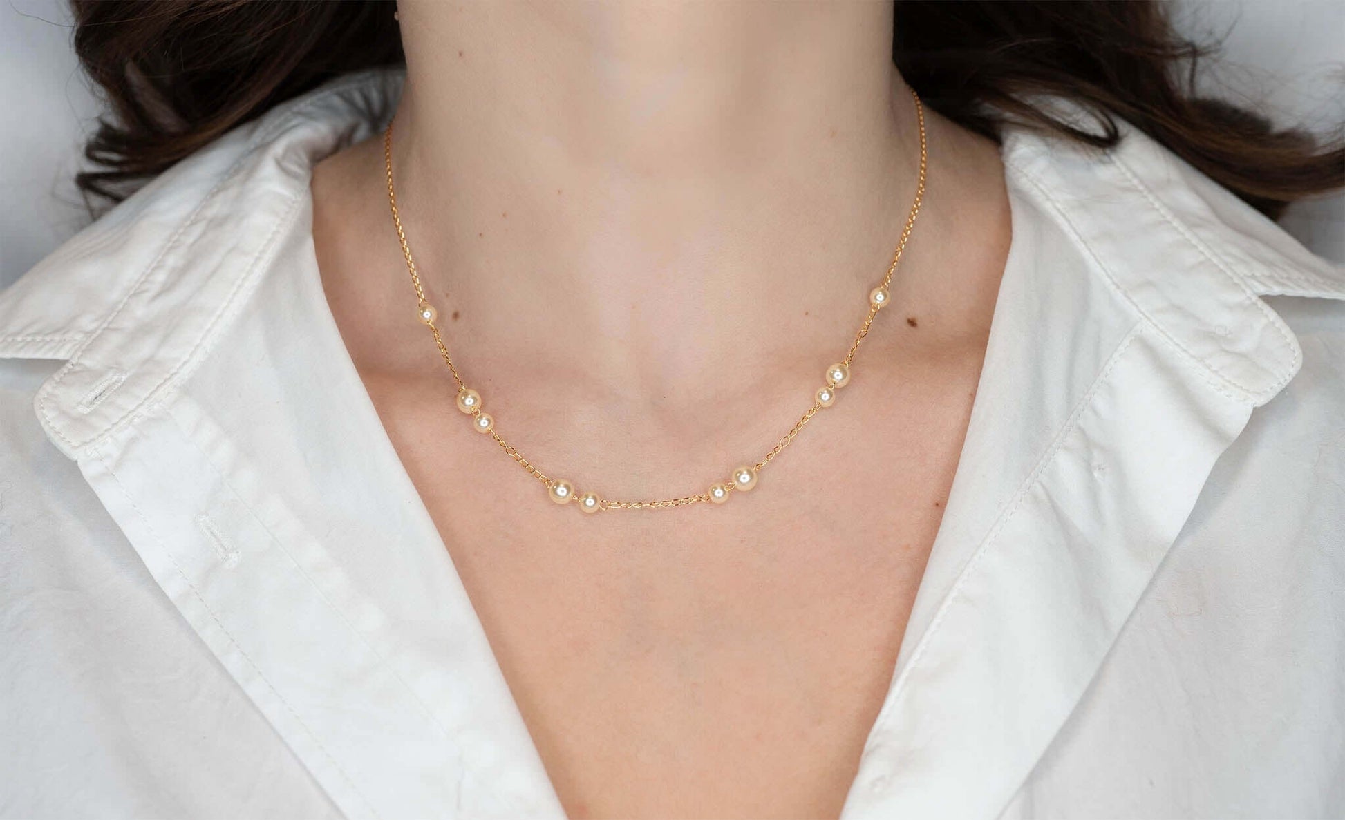 Colier Sarah placat cu aur, cu perle din plastic, cu lungime 40 cm si prelungire 5.5 cm.