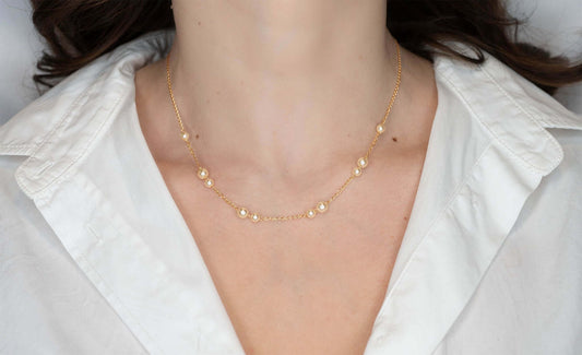 Colier Sarah placat cu aur, cu perle din plastic, cu lungime 40 cm si prelungire 5.5 cm.