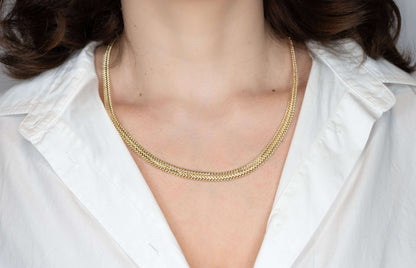 Colier placat cu aur Zaira, lungime 51 cm, cu pietre, model elegant pe un gât feminin.