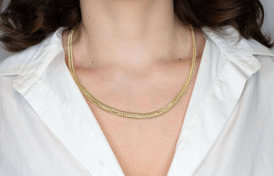 Colier placat cu aur Zaira, lungime 51 cm, cu pietre, model elegant pe un gât feminin.