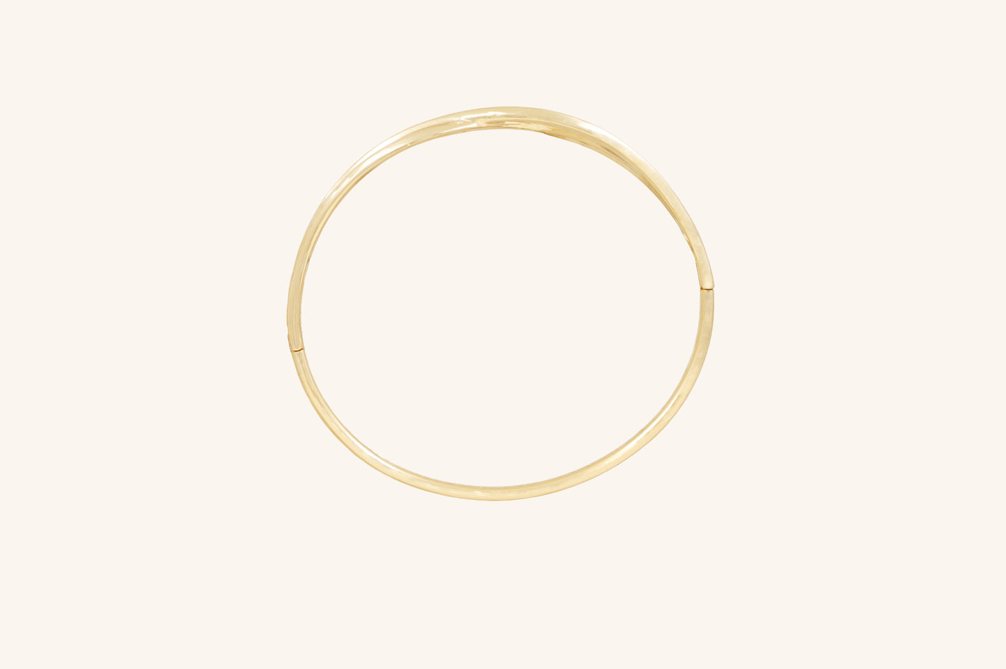 Brățară fixă placată cu aur Farida, fără pietre, cu diametrul de 16,4 cm.