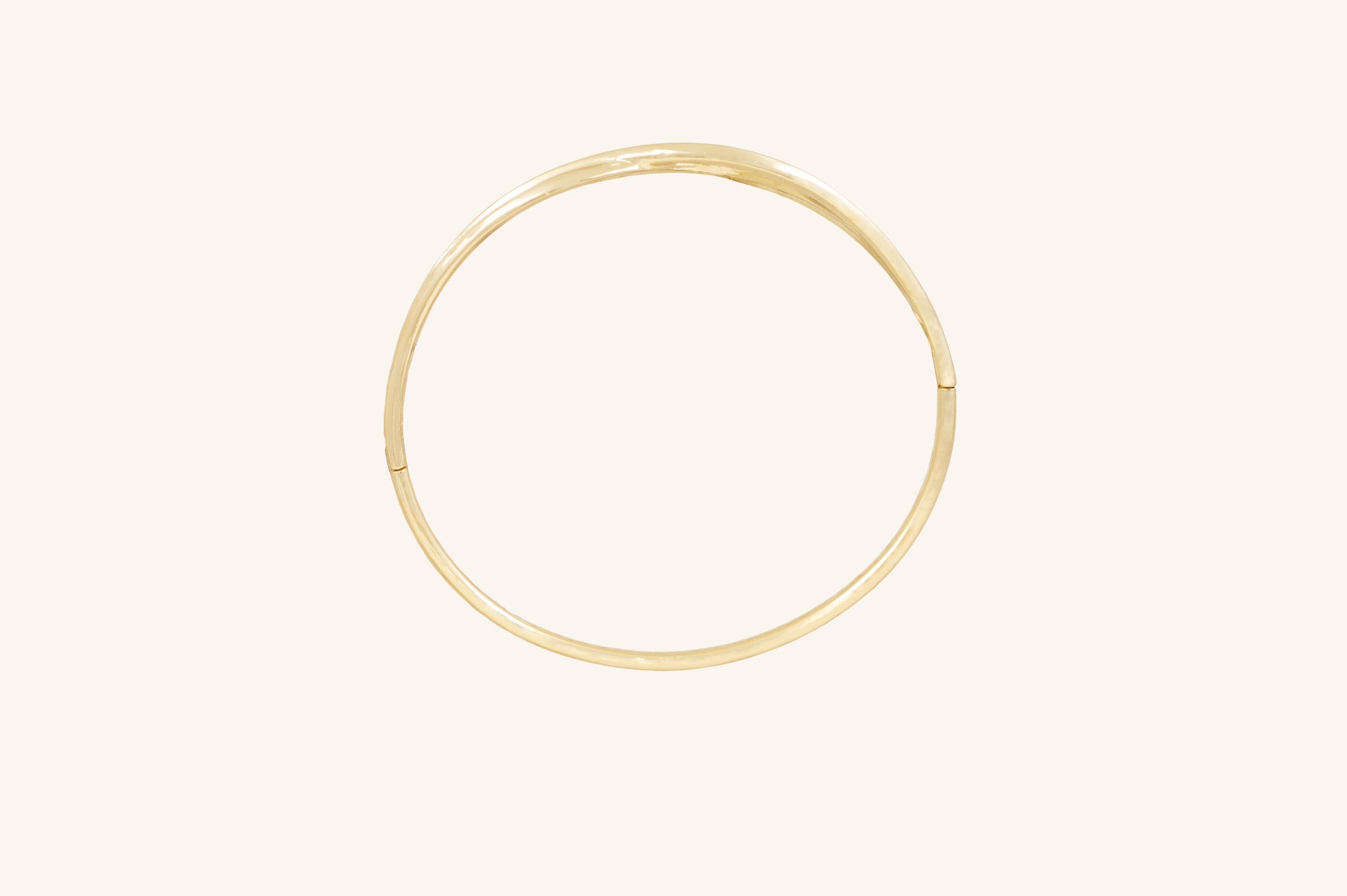 Brățară fixă placată cu aur Farida, fără pietre, cu diametrul de 16,4 cm.