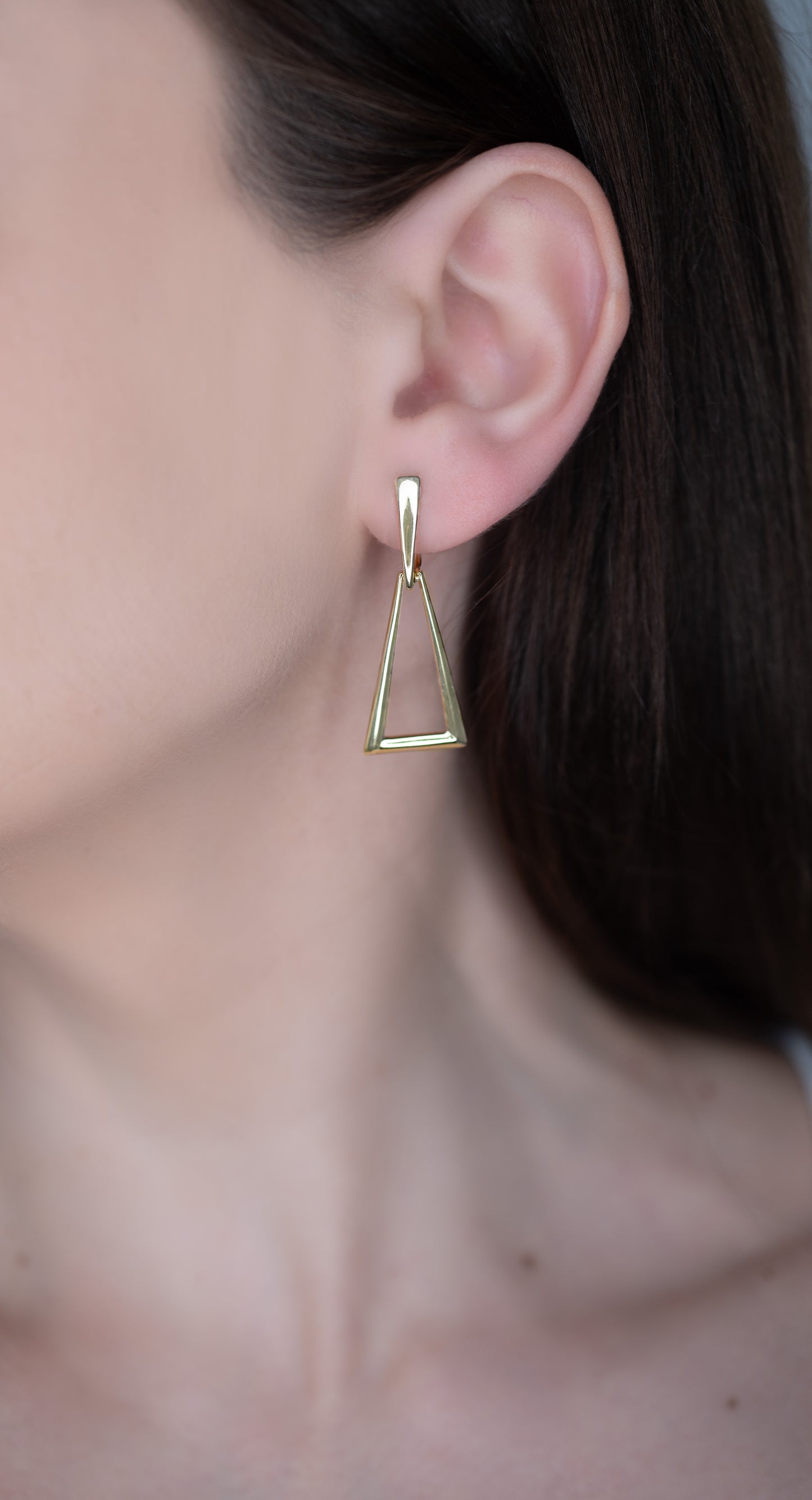 Cercei placați cu aur Ilona cu design minimalist.
