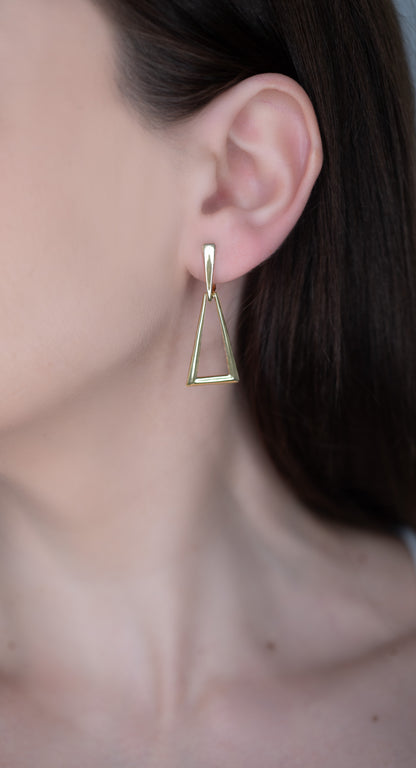 Cercei placați cu aur Ilona cu design minimalist.
