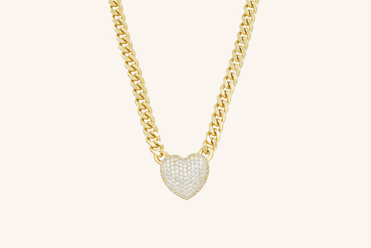 Colier placat cu aur Anabel cu lungime de 49,5 cm si talisman in forma de inima cu pietre albe din zirconiu.
