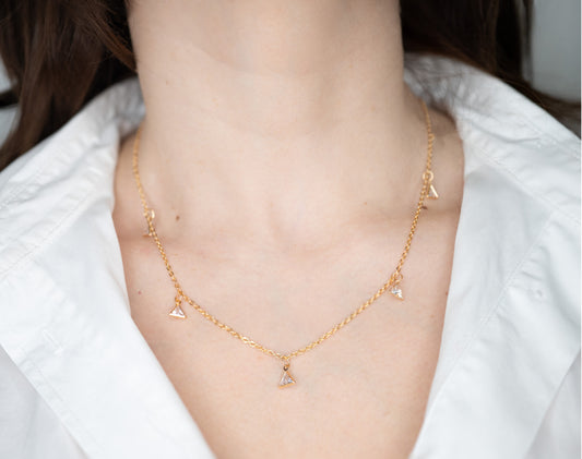 Colier placat cu aur Eleanor, cu talismane cu pietre albe din zirconiu si lungime de 45 cm.
