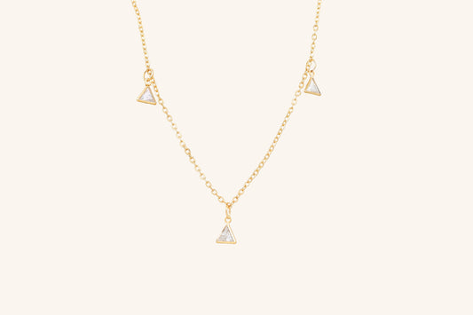 Colier placat cu aur Eleanor, cu talismane cu pietre albe din zirconiu si lungime de 45 cm.