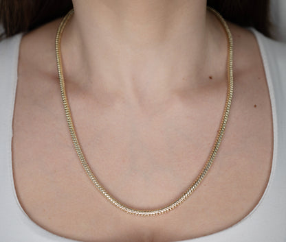 Colier placat cu aur Emily, fara pietre, cu lungime de 55 cm.
