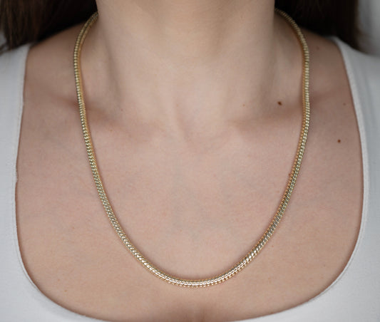 Colier placat cu aur Emily, fara pietre, cu lungime de 55 cm.
