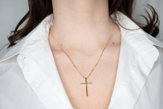 Colier placat cu aur Isabela cu pandantiv în formă de cruciuliță. Are o lungime totală de 62 de cm și 2 zăluțe care permit închiderea la 46 cm sau la 41 cm.
