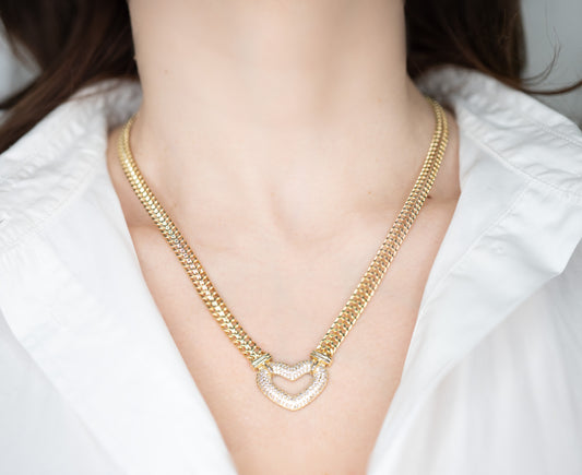 Colier placat cu aur Madison cu talisman în formă de inimioara, cu pietre albe din zirconiu. Are o lungime de 46 cm cu posibilitatea de prelungire înca 5 cm.
