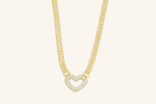 Colier placat cu aur Madison cu talisman în formă de inimioara, cu pietre albe din zirconiu. Are o lungime de 46 cm cu posibilitatea de prelungire înca 5 cm.